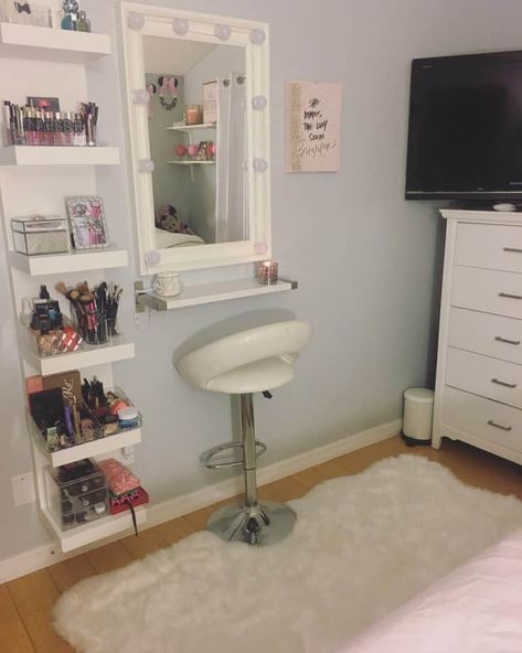 To make your vanity makeup table, you need tables and chairs, shelves, makeup containers, mirror vanities, and light bulbs. Arrange in such a way that it looks like in the picture. For makeup containers, you can use acrylic-based ones to make them look more attractive. Make Up Table With Mirror, Small Makeup Corner, Built In Vanity In Bedroom Small Spaces, Diy Small Makeup Vanity, Shelf Vanity Ideas, Stand Up Vanity, Mini Makeup Table, Small Makeup Area In Bedroom, Small Vanity Table Space Saving