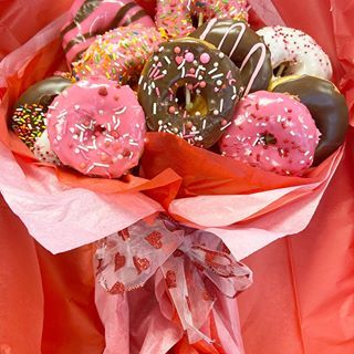 Fruit Bouquet Ideas, Food Bouquet, Donut Gifts, Birthday Party Snacks, Dessert Gifts, Ribbon Crafts Diy, Happy Birthday Wishes Images, Sweet Bouquet, Valentine Desserts