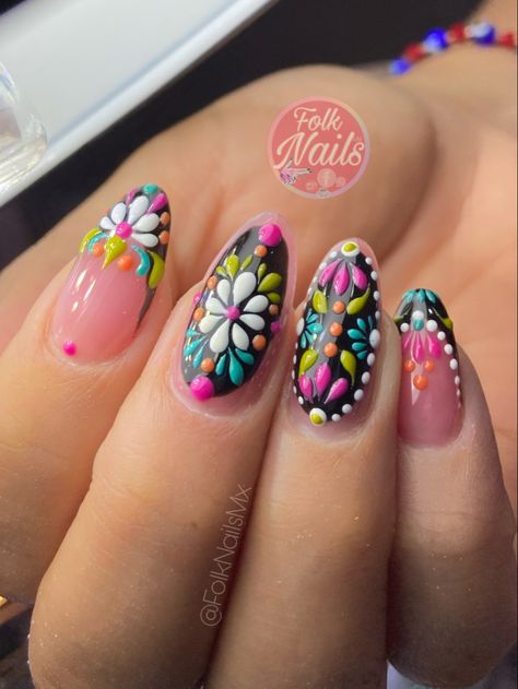 Uñas mexicanas Mexican Style Nails Mexican Halloween Nails, Mexican Nail Designs Ideas, Mexico Themed Nails, Mexican Embroidery Nails, Mexican Barro Nails, Papel Picado Nails, Mexican Vacation Nails, Mexican Pottery Nails, Pink Mexican Nails