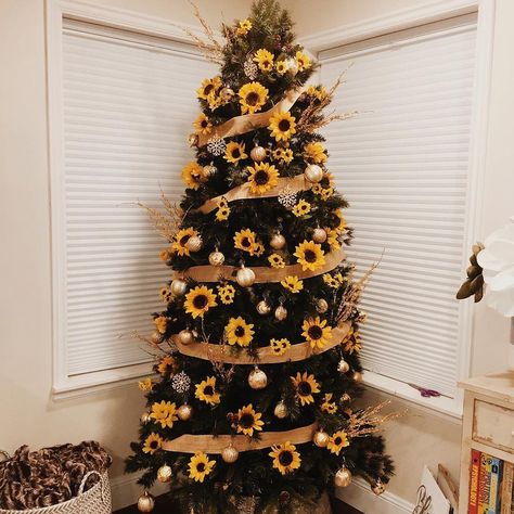 Fall Christmas Tree, Sunflower Christmas, Floral Christmas Tree, Boho Christmas Tree, Thanksgiving Tree, Unicorn Christmas, Christmas Cracker, Tree Themes, Unique Christmas Trees