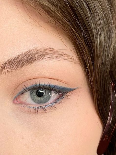 Blue Simple Eyeshadow, Dark Blue Eyeliner, Maquillage On Fleek, Simple Eyeshadow, Eye Makeup Pictures, Smink Inspiration, Dope Makeup, Creative Eye Makeup, Eye Makeup Art