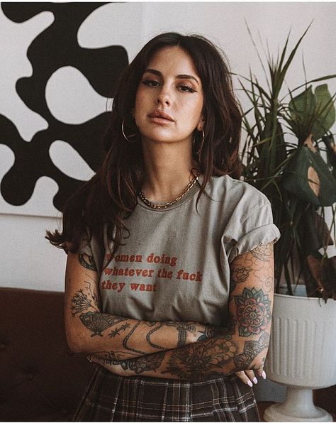 Tattooed Woman Aesthetic Outfit, Tattooed Brunette Woman, Boho Lesbian Style, Corporate Women With Tattoos, Tatted Women Outfits, Tatted Mom Aesthetic, Tattoo Artist Fashion, Tattooed Business Woman, Tattoo Outfit Style