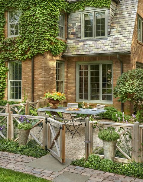 Belgian Beauty - Gardenista Fenced In Cottage Garden, Front Courtyard Fence Ideas, Pea Gravel Patio Front Yard, Cuernavaca, French Garden Fence Ideas, Patio With Fence Around It, French Country Fence Ideas, Landscape Hedge Ideas, Fire Patio Ideas