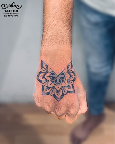 Hand Tattoos Boy, Mandala Hand Tattoo Men, Mandala Tattoo On Hand, Boys Hand Tattoo, Hand Tattoos Men, Bholenath Tattoo, Tattoo Machine Art, Medusa Drawing, Band Tattoos For Men