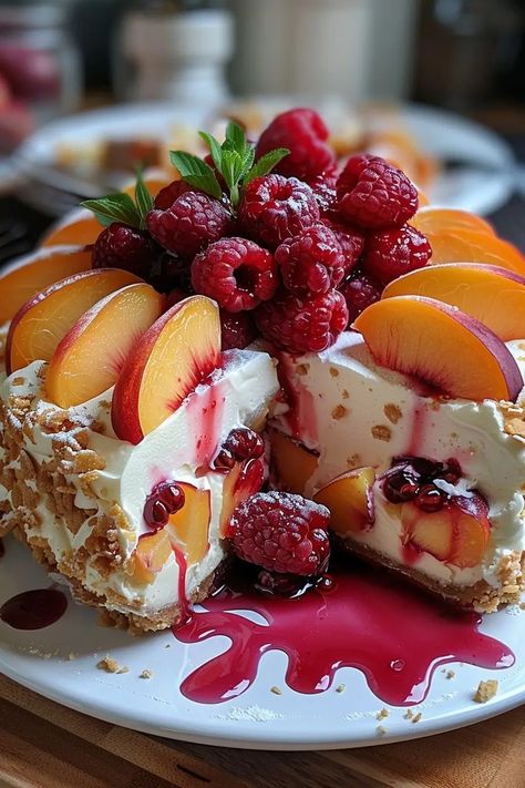 Cheesecake And Cake Recipes, Peach And Raspberry Cheesecake, Summer Berry And Peach Cheesecake, Peach Raspberry Cheesecake, Summer Treats Desserts, Fruit Cheesecake Recipes, Colourful Recipes, Fruit Layer Cake, Summer Baked Goods