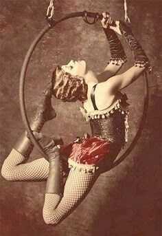 19 th century acrobat More Cirque Vintage, Circus Vintage, Circus Aesthetic, Dark Circus, Vintage Burlesque, Circus Performers, Night Circus, Circus Art, Aerial Hoop