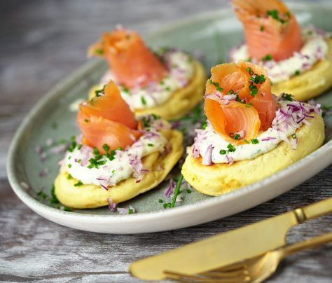 Blinis med laks Danish Recipe, Danish Food, Salmon Burgers, One Pot, Appetizer, Dinner Party, Food Drinks, Low Carb, Chips