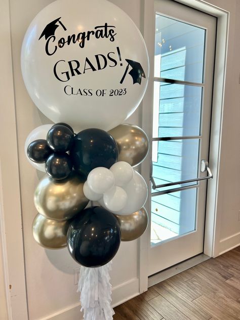 Balloon Garland Graduation Party, Grad Party Balloons, Grad Balloon Arch, Graduation Party Balloon Arch, Graduation Balloon Ideas, Congrats Balloons, Graduation Balloon Decorations, Graduation Balloon Garland, Graduation Balloon Arch