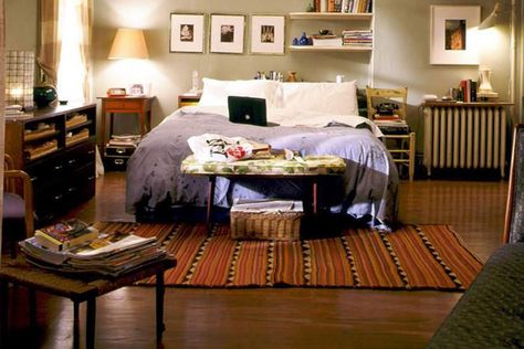 Set Your Zoom Background as One of These 10 Awesome TV and Film Sets 90s Bedrooms, Carrie Bradshaw Apartment, Bridget Jones, Design Del Prodotto, First Apartment, Nyc Apartment, City Apartment, Carrie Bradshaw, Bed Room