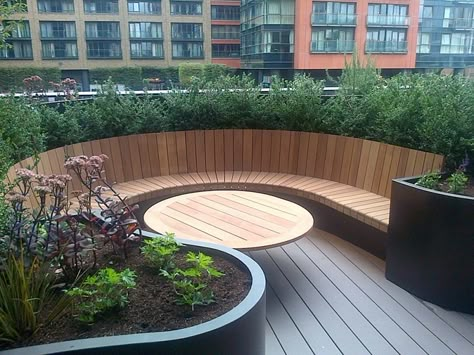 Garden Planter Seating, Round Outdoor Seating Area, Curved Planter Boxes, Curved Decking Ideas, Curved Outdoor Seating, Circular Deck, Curved Outdoor Benches, Curved Planter, Built In Garden Seating