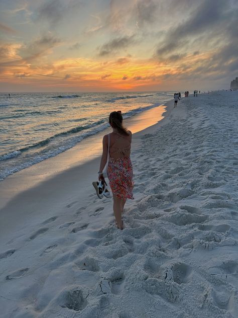 walking on the beach picture during sunset 🌅 Walk On The Beach Aesthetic, Sunset Walk Aesthetic, Beach Walk Aesthetic, Walking By The Beach, Wellness Vibes, Beach Vacation Pictures, Beach List, Sunset Walk, Beach Walking