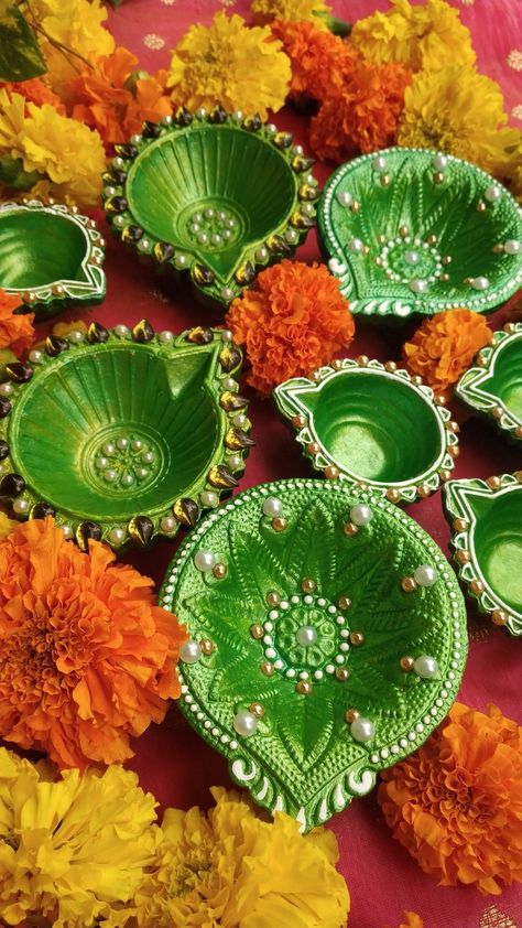 Diwali Panti Decoration Idea, Aesthetic Diya Decoration, Diwali Diva Design, Diy Diya Decoration Ideas Creative, Diwali Panti Design, Diya Panting, Dia Decoration Ideas For Diwali, Diya Designs Painting, Diy Diyas Diwali