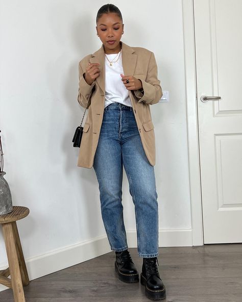 Blazer And Dr Martens Outfit, Blazer Jeans And Boots Outfit, Doc Martens Outfit For Work, Fall Outfit With Blazer, Jadon Dr Martens Outfit Plus Size, Doc Martin Work Outfit, Patent Doc Martens Outfit, Outfits With White Dr Martens Boots, T Shirt And Blazer Outfit