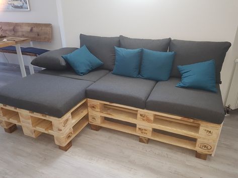 Pallet Chairs Indoor, Sofa Bed For Small Spaces, Pallet Furniture Designs, Pallet Seating, Pallet Chair, Pallet Couch, Deco Studio, Furniture Board, Living Room Sofa Design