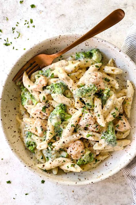 Broccoli Fettucini Alfredo, Chicken Alfredo Pasta With Broccoli, Broccoli And Chicken Pasta, Easy Chicken Broccoli Alfredo, Chicken Alfredo Broccoli, Easy Cozy Dinner, Pasta With Chicken And Broccoli, Chicken Broccoli Alfredo Recipe, Fettucini Alfredo Chicken