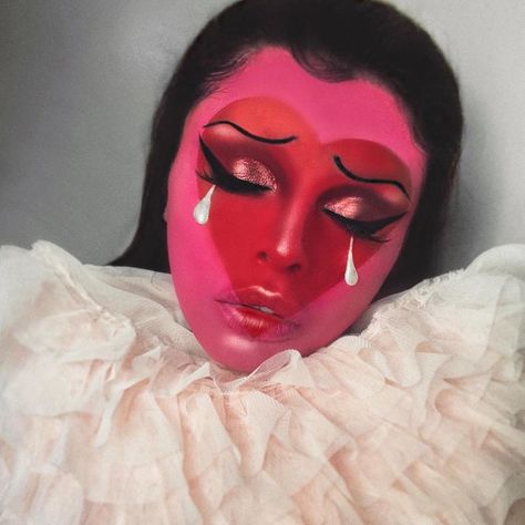 Valentines Day Makeup Creative, Valentine Makeup Looks, Valentines Makeup Looks, Heart Makeup Look, Valentines Makeup Ideas, Trucco Glam, Valentine Makeup, Unconventional Makeup, Heart Face Makeup