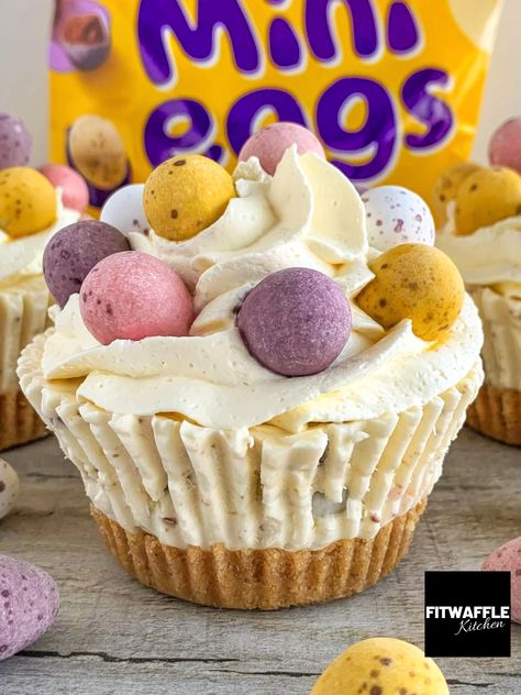 Mini Egg Cheesecake, Mini Egg Recipes, Mini Eggs Cake, Easter Deserts, Easter Cheesecake, No Egg Desserts, Super Easy Desserts, Easy Easter Desserts, Easter Desserts Recipes