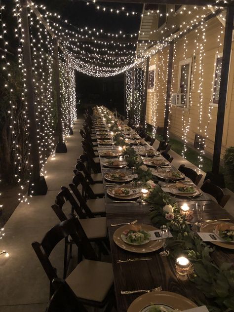 Nice Dinner Decorations, Hanging Lights Party Decor, 21st Birthday Ideas All Black, Outside Party Decorations Night, New Years Backyard Party, Dinner Table Decor Wedding, Black And Silver Table Setting Ideas, Platinum Themed Party, 21st Birthday Party Ideas Decorations Fairy Lights