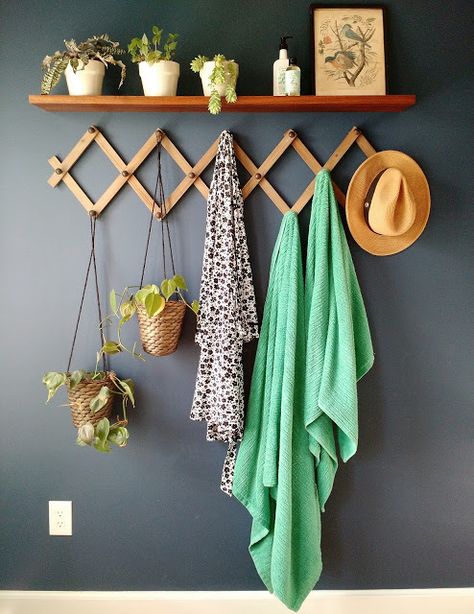 Accordion Hat Rack Decor, Expandable Coat Rack Decor, Accordion Rack Ideas, Accordion Peg Rack Decor, Purse Rack Ideas, Accordian Peg Rack Ideas, Hanging Hooks Ideas, Bathroom Organization Wall, Entry Wall Hooks