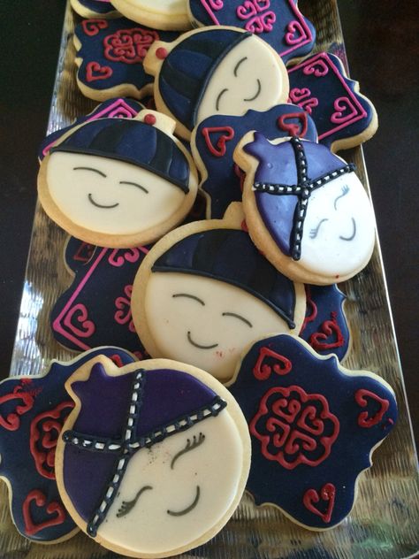 Hmong cookies Hmong Dessert Table, Hmong Decoration Ideas, Hmong Party Decorations, Hmong Food Parties, Hmong Wedding Decorations, Hmong American Wedding, Hmong Dessert, Hmong Inspired Tattoo, Hmong Wedding