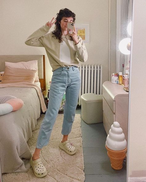 Crocs Inspo Outfit, Classic Crush Clog Outfit, Croc Crush Clog, Croc Outfits Women Winter, Crocs Socks Outfit, Chunky Crocs Outfit, Crush Clog Crocs Outfit, Crush Crocs Outfit, Crush Clog Outfit