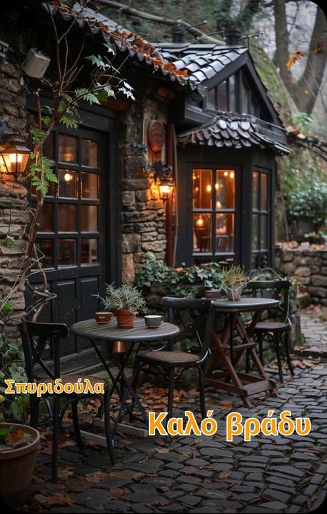 Cottage Patio, Cafe Exterior, Outdoor Bistro, Casa Country, Coffee Shop Aesthetic, Outdoor Bistro Set, Cafe Bistro, Set Ideas, Cozy Cafe