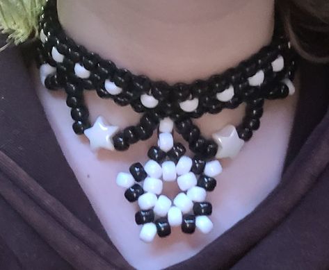 How To Make Kandi Star Glove, Kandi Choker Pattern, Goth Kandi Pattern, Kandi Belt Chain Tutorial, Kandi Choker Tutorial, Kandi Necklace Choker, Scene Accessories Diy, Kandi Necklace Ideas, Monster Kandi