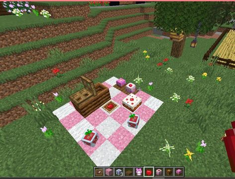 Picnic In Minecraft, Minecraft Building Ideas Picnic, Flower Cart In Minecraft, Pink Things To Build In Minecraft, Cute Things To Make On Minecraft, Cute Minecraft Date Builds, Cute Minecraft Builds Couples, Picnic Basket Minecraft, Cute Minecraft Couple Ideas