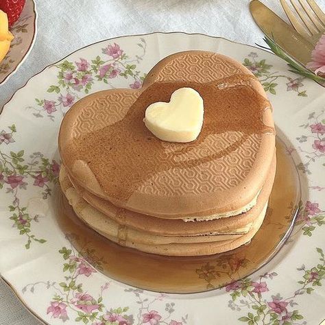 Heart Shaped Pancakes, Kawaii Cooking, Cute Baking, Think Food, Cute Desserts, Sweets Desserts, Food Obsession, Cafe Food, Pretty Food