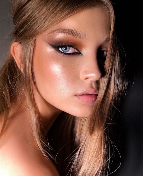 Fall Makeup Trends 2023, Makeup Trends 2023 Fall, 2024 Beauty Trends, 2023 Makeup Trends, College Makeup, Dramatic Eyeliner, New Makeup Trends, Bronze Makeup Look, Vogue Makeup