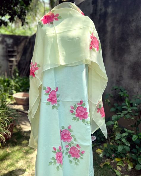 Pink roses hand painted on a pastel green linen suit with pastel yellow organza dupatta. Hand Painted Suits, Green Linen Suit, Handpainted Suits, Linen Dupatta, Hand Painted Dress, Paint Flowers, Hand Painted Clothing, Brush Paint, Hand Painted Sarees