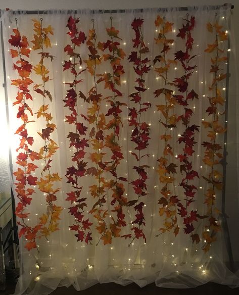 Thanksgiving Decorations Nursing Home, Simple Fall Photo Booth Ideas, Diy Fall Party Decorations, Fall Picture Backdrop Ideas Diy, Harvest Party Decorations Indoor, Thanksgiving Back Drop Decorations, Thanksgiving Backdrops For Pictures, Diy Fall Wedding Backdrop, Fall Ball Dance Decorations