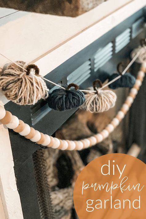 Yarn Pumpkin Garland, Diy Fall Decor, Pumpkin Garland, Home Decor Fall, Thanksgiving Decorations Diy, Diy Yarn, Harvest Party, Astuces Diy, Fall Front Porch Decor