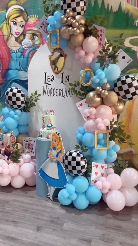 Echa un vistazo a este video Alice In Wonderland Backdrop  de Mylilicreations Alice And Wonderland Party Decorations, Alice In Wonderland First Birthday Girl, Onederland Birthday Party Girl, Alice In Wonderland Backdrop, Alice In Onederland First Birthday, Alice In Wonderland Party Decorations, Alice In Wonderland Theme Party, Alice In Wonderland Party Ideas, Wonderland Backdrop