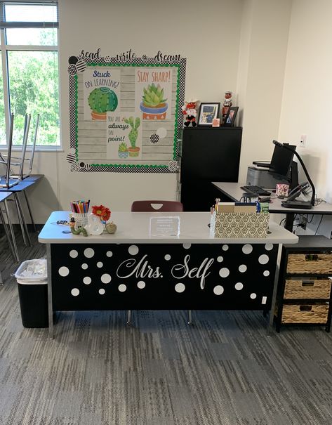 Cool Teacher Desk, Functional Teacher Desk, Teacher Desk Ideas Work Spaces, Classroom Desk Set Up, Front Of Teacher Desk Ideas, Teacher Table Ideas, Teacher Assistant Desk Ideas, Teachers Table Ideas Desks, Paraprofessional Desk Ideas