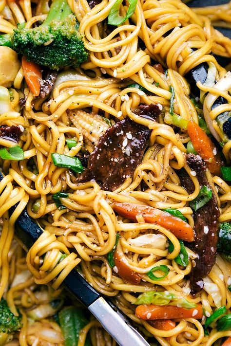 Easy 30-minute beef chow mein with flavorful pieces of beef, plenty of veggies, and an addictive savory sauce coating it all. Noodle Chow Mein, Belizean Food, Noodles Healthy, Chinese Pot, Healthy Sauce, Beef Chow Mein, Chow Mein Recipe, Chelsea's Messy Apron, Main Food