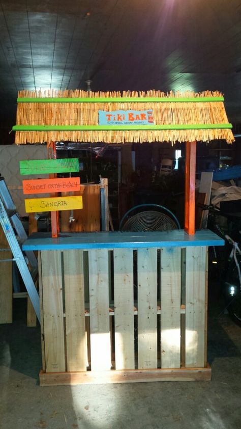 Tiki bar! Two wood pallets, scrap lumber, spray paint Bar Diy Ideas, Pallet Tiki Bar, Diy Outdoor Bar Ideas, Diy Tiki Bar, Tiki Bar Ideas, Tiki Bars Diy, Tikki Bar, Bar Pallet, Outdoor Bar Ideas