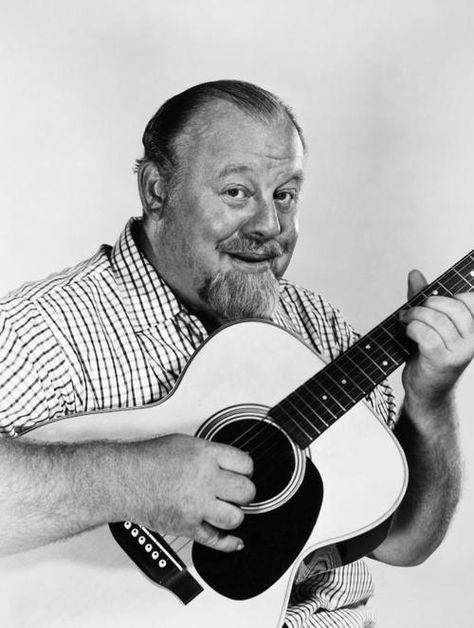 Burl Ives, 1909 - 1995. 85; actor, voice over actor, folk singer, writer, author. Autobiography Wayfering Stranger 1948. Bobby Driscoll, Burl Ives, Vintage Actors, Alec Guinness, Anthony Perkins, Big Country, Hollywood Actors, Actors Images, James Dean