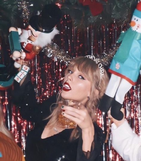 Taylor Swift Spotify on Twitter: ".@taylorswift13’s “Christmas Tree Farm” has reached a new peak of streams this year on Spotify Global Charts.… " Taylor Swift Fotos, Taylor Swift Christmas, Taylor Swift Birthday, Estilo Taylor Swift, Swift Photo, Red Taylor, Taylor Swift Wallpaper, Tree Farm, Long Live Taylor Swift