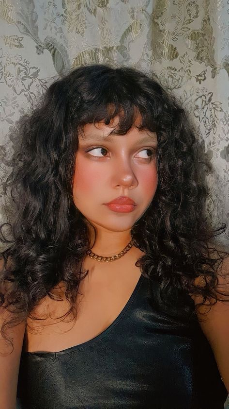 Simple bleached brows makeup Bleached Brows Dark Hair, Bleached Eyebrows Dark Hair, Microbangs Curly Hair, Baby Bangs Curly Hair, Bleach Eyebrows Dark Hair, Bleached Brows Makeup, Alex Haircut, Bleached Curly Hair, Bleach Brows