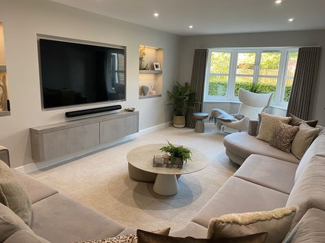 Long Lounge, Modern Snug Room Ideas, Cosy Open Plan Living Room Ideas, Snug Lounge, Beige Lounge Ideas, Large Front Room Ideas, Front Room Tv Ideas, Home Snug Room Ideas, Classy Lounge