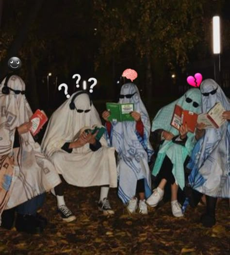 Ghost Ghost Party Aesthetic, Halloween Photos With Friends, Halloween Poses Photo Ideas With Friends, Fall Pics With Friends, Halloween Poses Photo Ideas, Halloween Sleepover Ideas, Asthetic Picture White And Black, Group Picture Poses, Netflix Horror