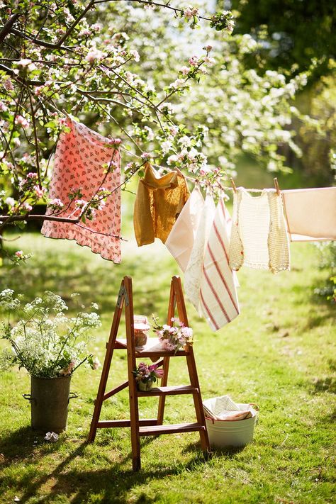 Decoration Vitrine, Ivy House, Country Living Magazine, Clothes Drying, Spring Aesthetic, Spring Inspiration, Slow Living, Clothes Line, The Clothes