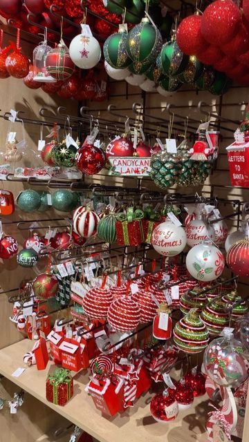 Natal, Christmas Mini Decor, Christmas Holiday Aesthetic, Holiday Shopping Aesthetic, Christmas Decoration Aesthetic, Christmas Shopping Aesthetic, Christmas Aesthetic Decoration, Christmas Aesthetic Instagram, Mini Christmas Tree Decorations