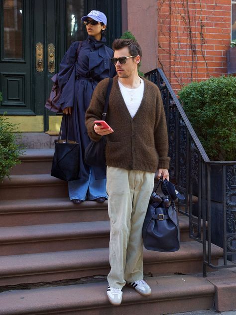 Harry Styles Girlfriend, Harry Styles Outfit, Navy Trench Coat, Taylor Russell, Cream Trousers, Jeans With Heels, Mr Style, Harry Edward Styles, Fashion Couple