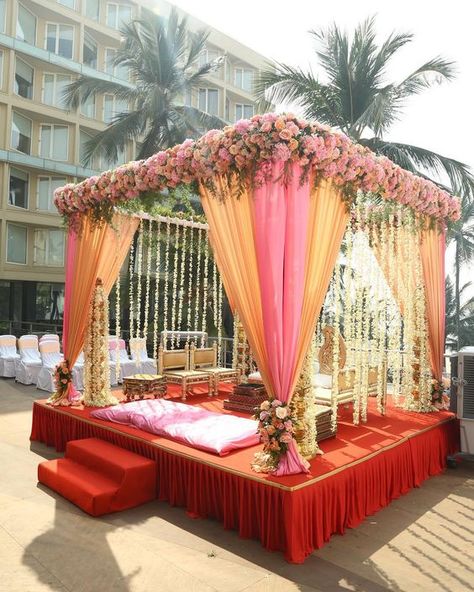 Bridal Mandap Decoration, Destination Wedding Mandap, Wedding Mandap Decorations Indian, Wedding Chori Ideas, Mandapam Decoration Marriage Outdoor, Simple Indian Mandap Decor, Groom Stage Decoration, Wedding Mandap Decoration Outdoor, Chauri Mandap Decoration