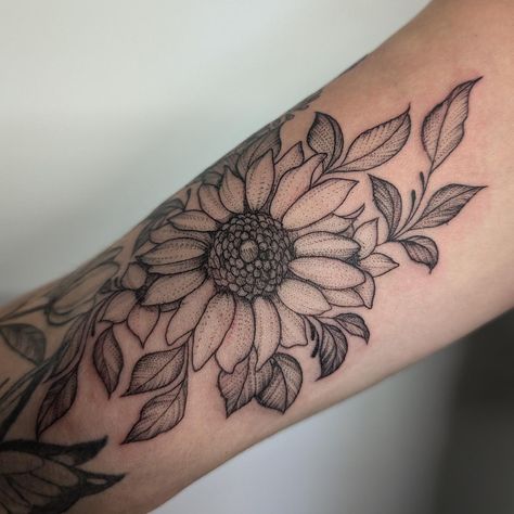 🌻 Cute inner arm addition done recently ✨ #sunflowertattoo #floralsleeve #tattooideas #inkspirations #femaletattooer #femaleartist #suffolktattoo #londontattoo #georgiatattoos #tattoosleeve #sunflower London Tattoo, Sunflower Tattoo, Floral Sleeve, Female Artists, Sleeve Tattoos, Sunflower, Tattoos, Quick Saves