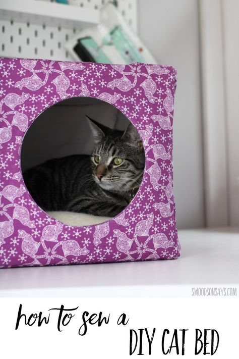 Make a custom cat bed with custom fabric! See how to choose the color and type of fabric with the same design and also how to sew this cozy diy cat cave. Free tutorial shared in sponsored post in collaboration with JOANN. #ad #sewing #crafts #handmadewithjoann Diy Jouet Pour Chat, Cat Bed Pattern, Bed Tutorial, Diy Cat Bed, Chat Diy, Simple Sewing Tutorial, Diy Pet Bed, No Sew Blankets, Diy Cat Toys