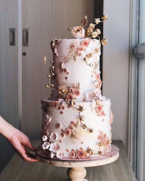 pretty and delicious blush floral wedding cakes with glitter gold accents Most Beautiful Wedding Cakes, Kek Kahwin, Pretty Wedding Cakes, Blossom Wedding, Floral Wedding Cake, Wedding Wonderland, Romantic Wedding Cake, Most Beautiful Wedding, Gold Wedding Cake