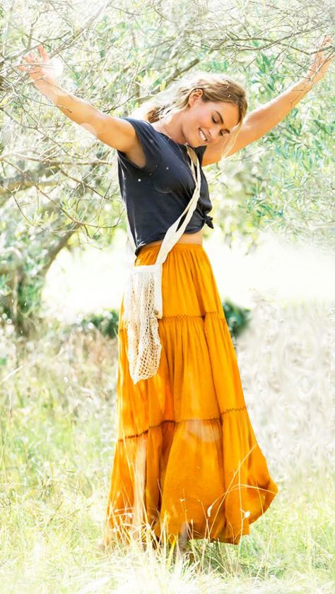 Lily James' orange skirt in Mamma Mia 2: Here We Go Again! Donna Sheridan, Looks Hippie, Look Boho Chic, Estilo Hippy, Black Tees, Mode Hippie, Fashion 90s, Here We Go Again, Estilo Hippie